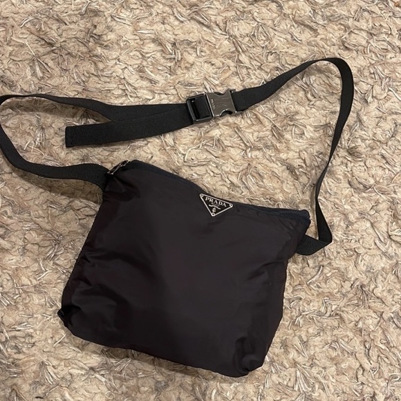 Authentic Prada windbreaker that transforms into a bag size 54
Women's
Black - Picture 13 of 16